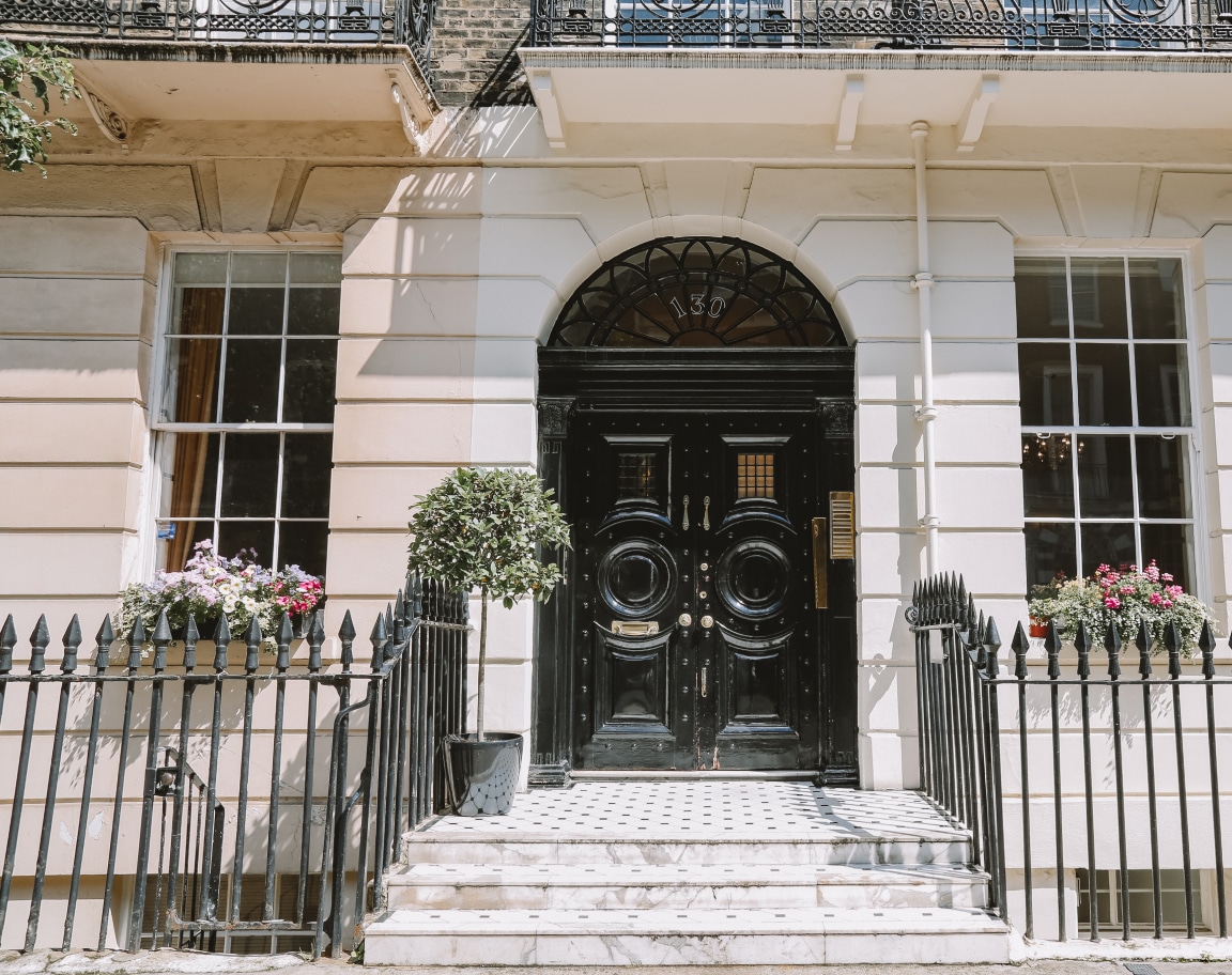 Exterior entrance of Vinci Hair Clinic on Harley Street