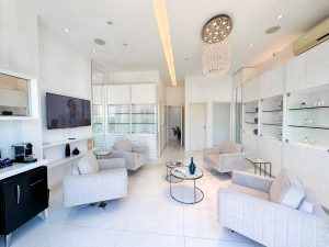 Sala de espera moderna e aconchegante na Vinci Hair Transplant Clinic no Rio de Janeiro, destacando conforto e sofisticação para nossos pacientes. Cuidados capilares avançados em um ambiente de primeira classe
