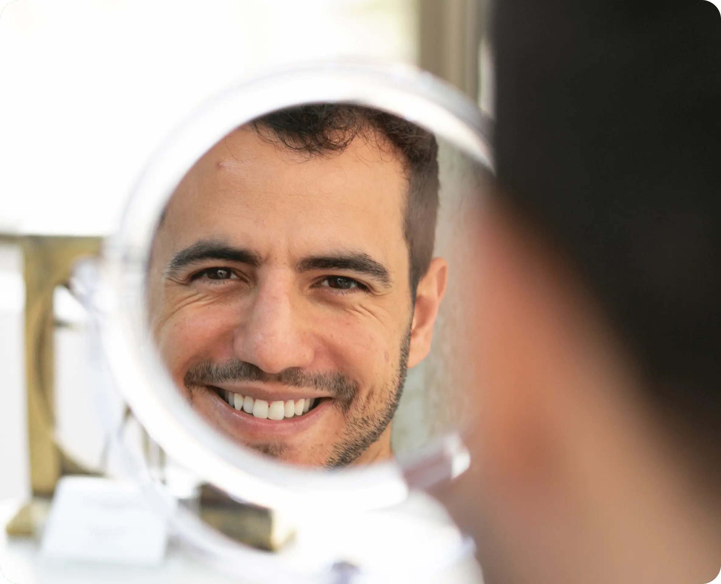 Influences Matheus Lisboa after a hair transplant looking at himself in the mirror admiring his great results from vinci hair clinic (compressed)